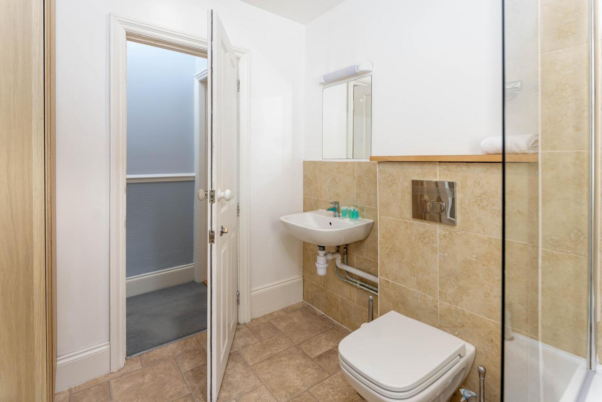 Air Host & Stay - Rockfield House - Sleeps 8 Liverpool Exterior photo